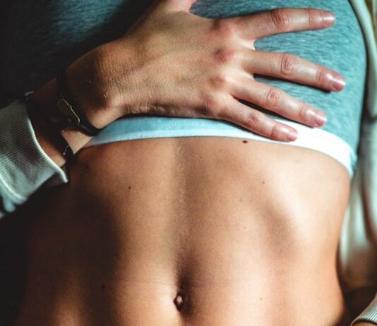 운동으로 뱃살을 태워보세요 woman wearing black panty