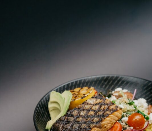 다이어트와 운동: 건강을 위한 두 마리 토끼 잡기 grilled meat with green vegetable on black ceramic plate