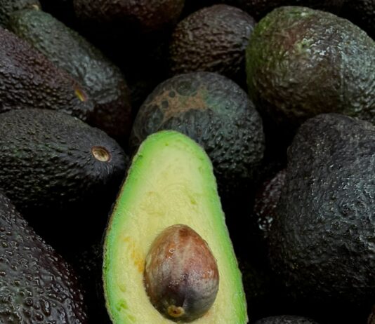 건강한 간을 위한 식품과 생활 습관 green and brown fruit on black and brown fruits