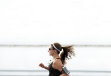 유산소 운동의 장점과 방법 woman running wearing armband