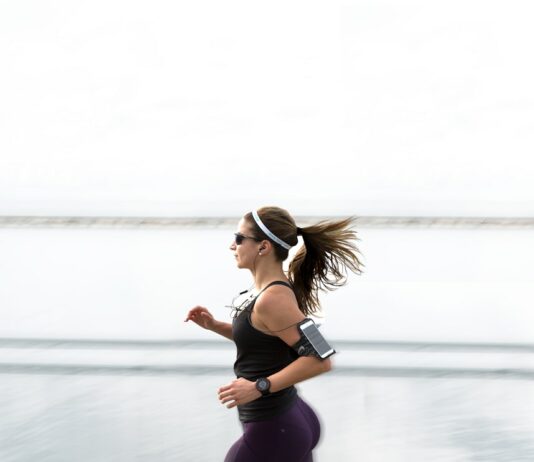 유산소 운동의 장점과 방법 woman running wearing armband