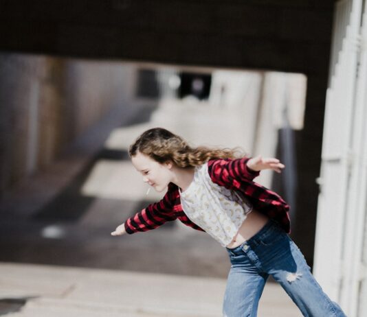 인구감소지역 청소년·여성에 일·생활 균형 여건조성 등 지원 girl balancing on top of concrete stand