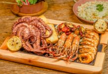 여름철 신선한 해산물 요리법 brown bread on brown wooden tray