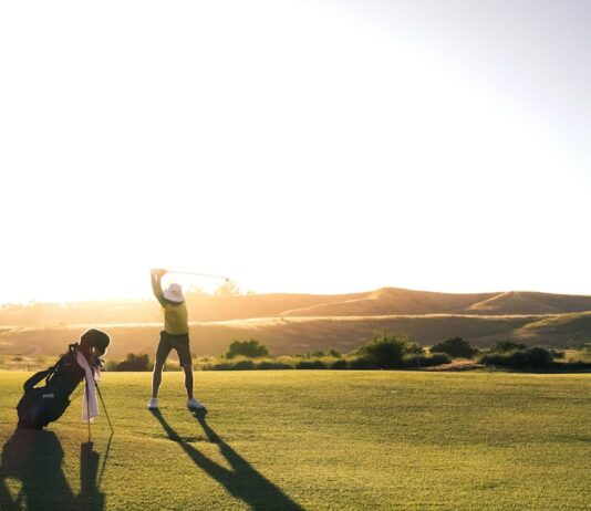 전국 골프장 농약 사용 줄었다…전년대비 2.6% 감소 2 person walking on green grass field during daytime