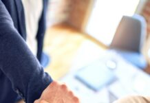 파리패럴림픽 국가대표 구슬땀…장미란 차관, 선수촌 찾아 격려 person in black long sleeve shirt holding persons hand