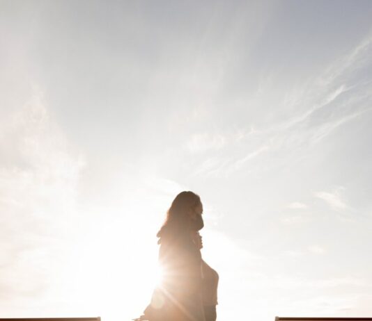 여름철 운동을 위한 이상적인 시간대 a couple of people that are walking on a sidewalk
