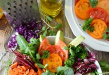 균형 잡힌 식단이 장 건강에 미치는 영향 close-up photo of vegetable salad