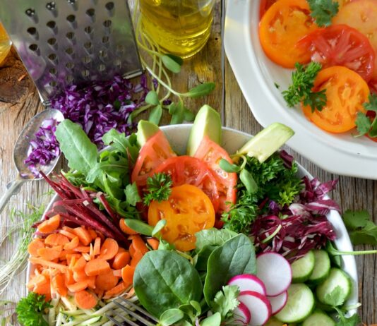균형 잡힌 식단이 장 건강에 미치는 영향 close-up photo of vegetable salad