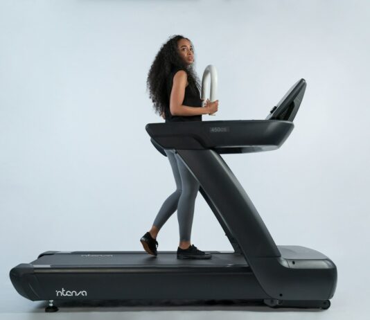 유산소 운동과 근력 운동의 차이점과 장단점 비교 a woman is walking on a treadmill
