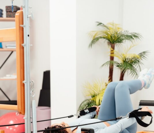 필라테스 기초 동작으로 일상 속 운동 습관 만들기 a woman laying on a bench in a gym