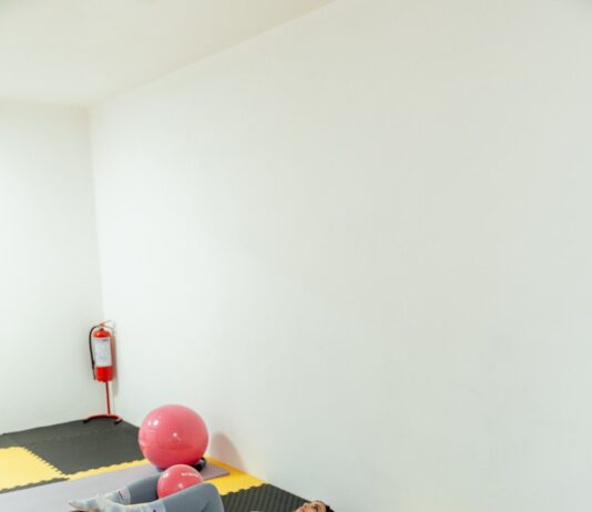 필라테스 초보자를 위한 기본 동작 5가지 a group of people doing yoga in a room