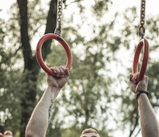 체력 키우기, 근력과 유연성 동시에 강화하기 man in black crew neck t-shirt holding red plastic ring