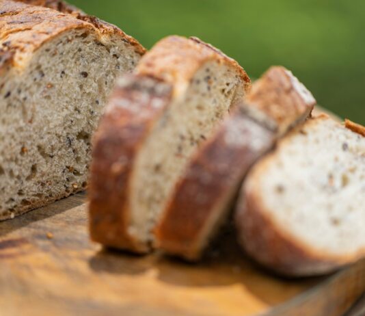 건강하게 체중을 유지하는 겨울 식사 전략 a loaf of bread sitting on top of a cutting board