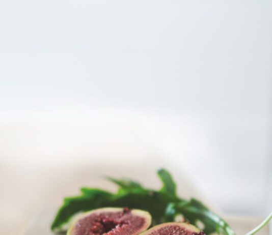 식단과 운동으로 혈당 수치를 관리하는 방법 sliced in half oval green fruit above wooden chopping board