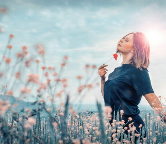 규칙적인 운동과 균형 잡힌 식단 필수 woman holding red flower