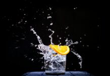 운동과 식단으로 노화 속도를 늦추는 방법 splash of water in drinking glass with sliced lemon