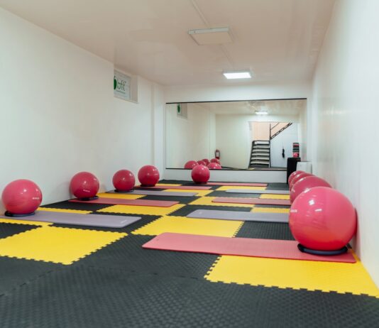 필라테스와 필라테스 기구, 초보자를 위한 가이드 a room with exercise mats and exercise balls on the floor