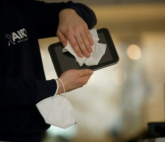 직장 생활 중 감기 예방을 위한 작은 노력 person in black long sleeve shirt holding black tablet computer