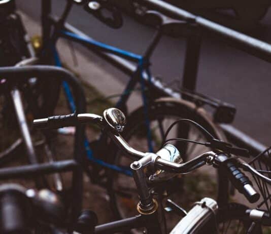 암 예방을 위한 운동: 암의 위험을 줄이는 신체 활동 close up photography of bicycles
