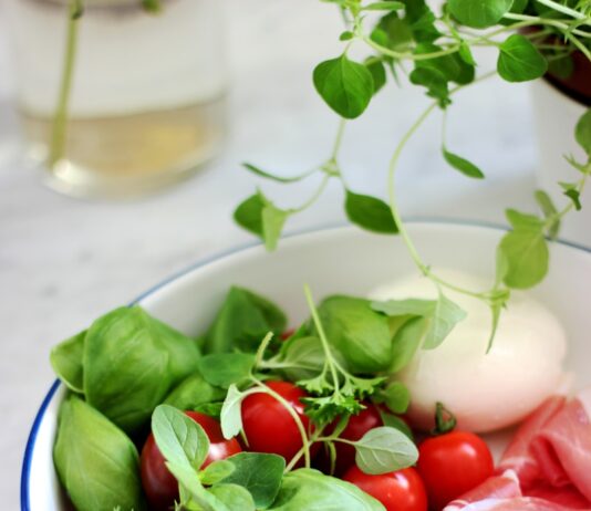 면역력 강화를 위한 간단한 식사법 red tomato on bowl
