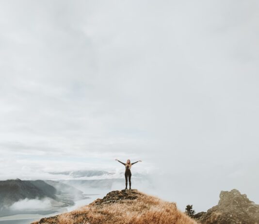 다이어트와 건강을 동시에, 겨울철 운동 루틴 woman standing on top of hill