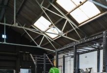 병을 예방하고 건강을 유지하는 운동 습관 black and yellow exercise equipments