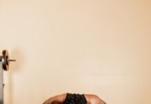 체형별 맞춤 운동법: 나에게 가장 적합한 운동은? man in black tank top and black shorts holding black dumbbells