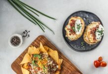 칼로리 계산의 허와 실: 다이어트에서 정말 중요한 것은? brown wooden chopping board with vegetable salad