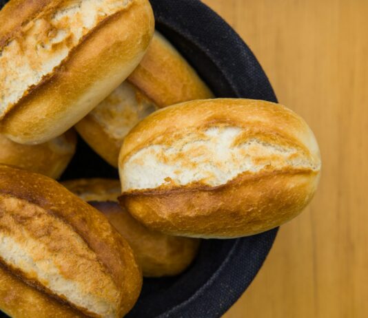 탄수화물을 줄이면 정말 살이 빠질까? 과학적 분석 brown bread on black plate