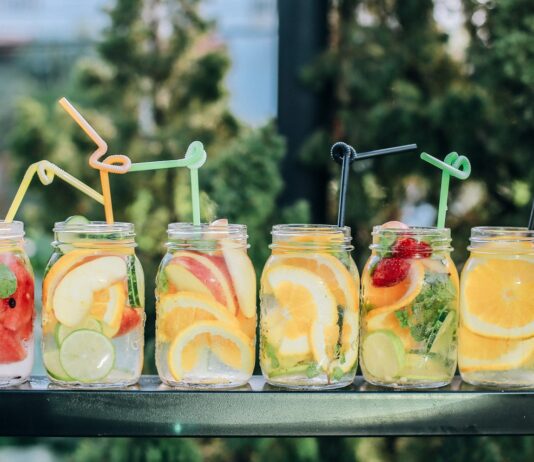 영양소 섭취를 통한 운동후 회복 six clear glass mason jars filled with juice on black table