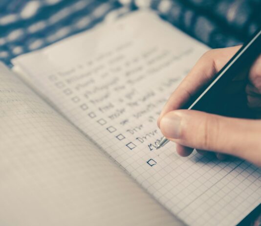 건강한 몸을 위한 다이어트와 운동의 상호 보완 person writing bucket list on book