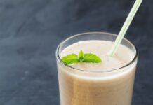 운동 효과를 극대화하는 식사 a banana and a glass of smoothie on a table