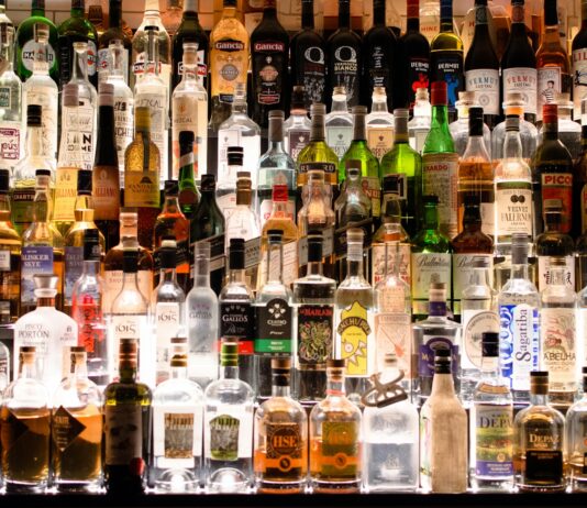 ‘몸에 좋은 술’은 존재할까? 건강 음주법 탐색 assorted liquor, wines, and whisky on display