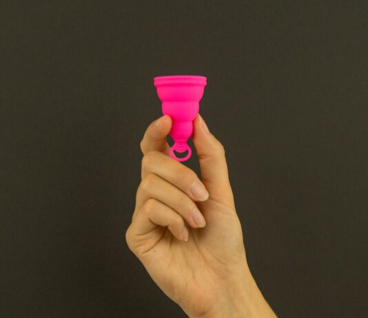 생리통을 완화를 위한 생활습관 개 a person holding a pink cup in their hand