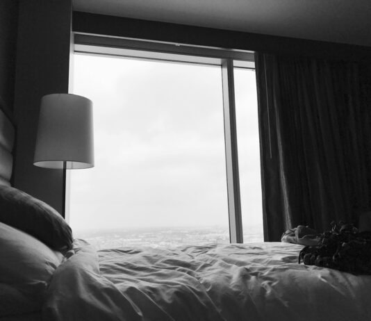 수면의 질을 높이는 간단한 방법 5가지 grayscale photo of bed near white table lamp