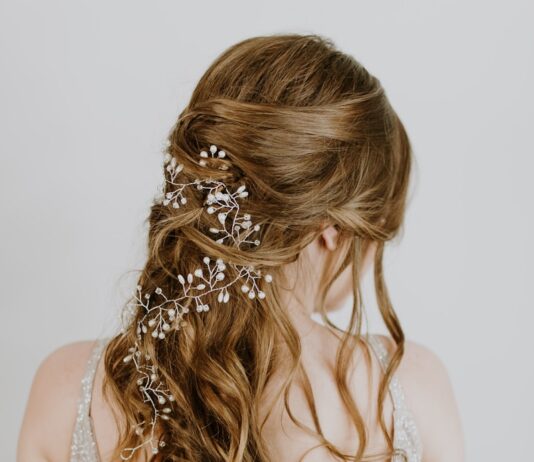 핫썸머! 뜨거운 여름 건강하게 유지하는 헤어 woman wearing white sleeveless dress