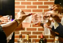 만성피로, 단순한 피로가 아니다… 원인과 극복 방법은? person holding clear drinking glass