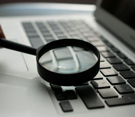 질병관리청, 개인정보 대규모 유출… 이름·BMI·질병정보까지 포함 magnifying glass near gray laptop computer