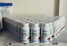 영양과 보충제, 건강을 위한 올바른 선택법 white plastic bottle on white table