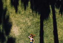 웰니스 문화, 현대인의 삶을 변화시키다 woman lying on green grass during daytime
