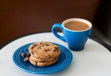 번아웃 막는 ‘마이크로 브레이크’…일상 속 휴식 루틴이 건강 좌우한다 chocolate cookie on plate