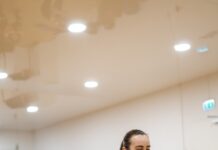 “일상 속에서 지키는 내 뇌 건강, 새로운 트렌드와 실천법” A group of women doing exercises with dumbbells