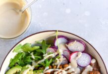 식물성 단백질, 건강한 한 끼의 새로운 대안…‘채식 플렉시테리언’이 주목받는 이유 a bowl filled with vegetables and dressing next to a glass of milk