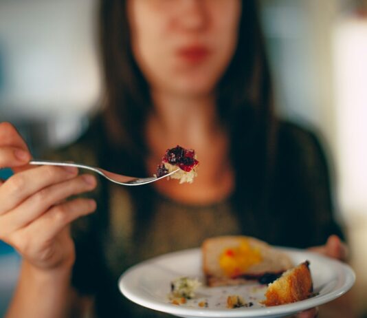 마음 돌봄이 일상 습관으로…정신건강 챙기는 트렌드와 실천 팁 woman holding plate of cake