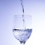 “나를 돌보는 작은 변화, 여성 건강 지키는 생활 습관이 뜬다” clear wine glass with water