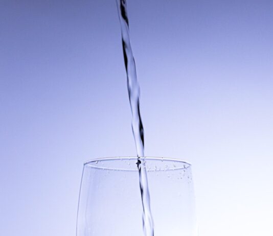 “나를 돌보는 작은 변화, 여성 건강 지키는 생활 습관이 뜬다” clear wine glass with water