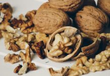 “뇌를 젊게, 마음을 건강하게: 일상 속 뇌건강을 위한 실천법” A pile of whole and shelled walnuts
