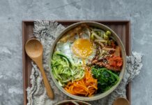 ‘지속 가능한 식단’, 건강 트렌드로 자리 잡다 brown wooden ladle and white ceramic bowl with soup