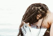 “건강한 헤어 루틴, 작은 변화로 큰 차이를” woman in body of water