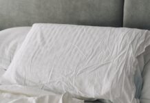 “수면부터 달라진다”…새롭게 떠오르는 ‘슬리핑 루틴’ 실천 열풍 A rumpled white duvet and pillows on a bed.